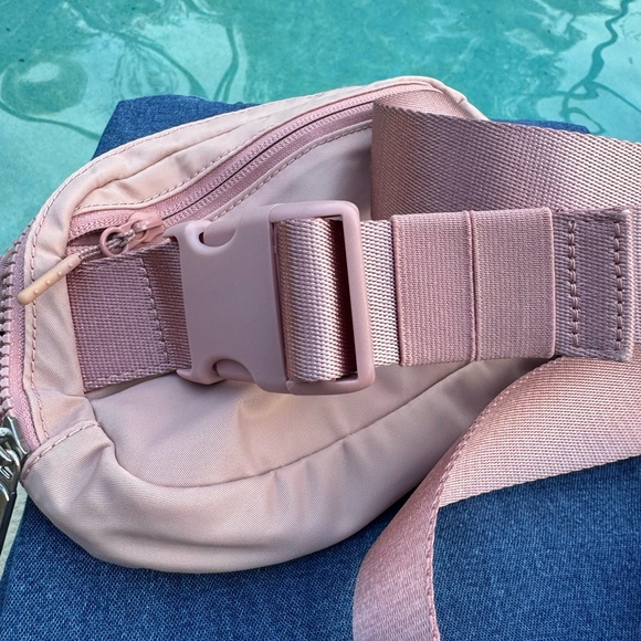 lululemon Everywhere Belt Bag 1L - Picture 14 of 16